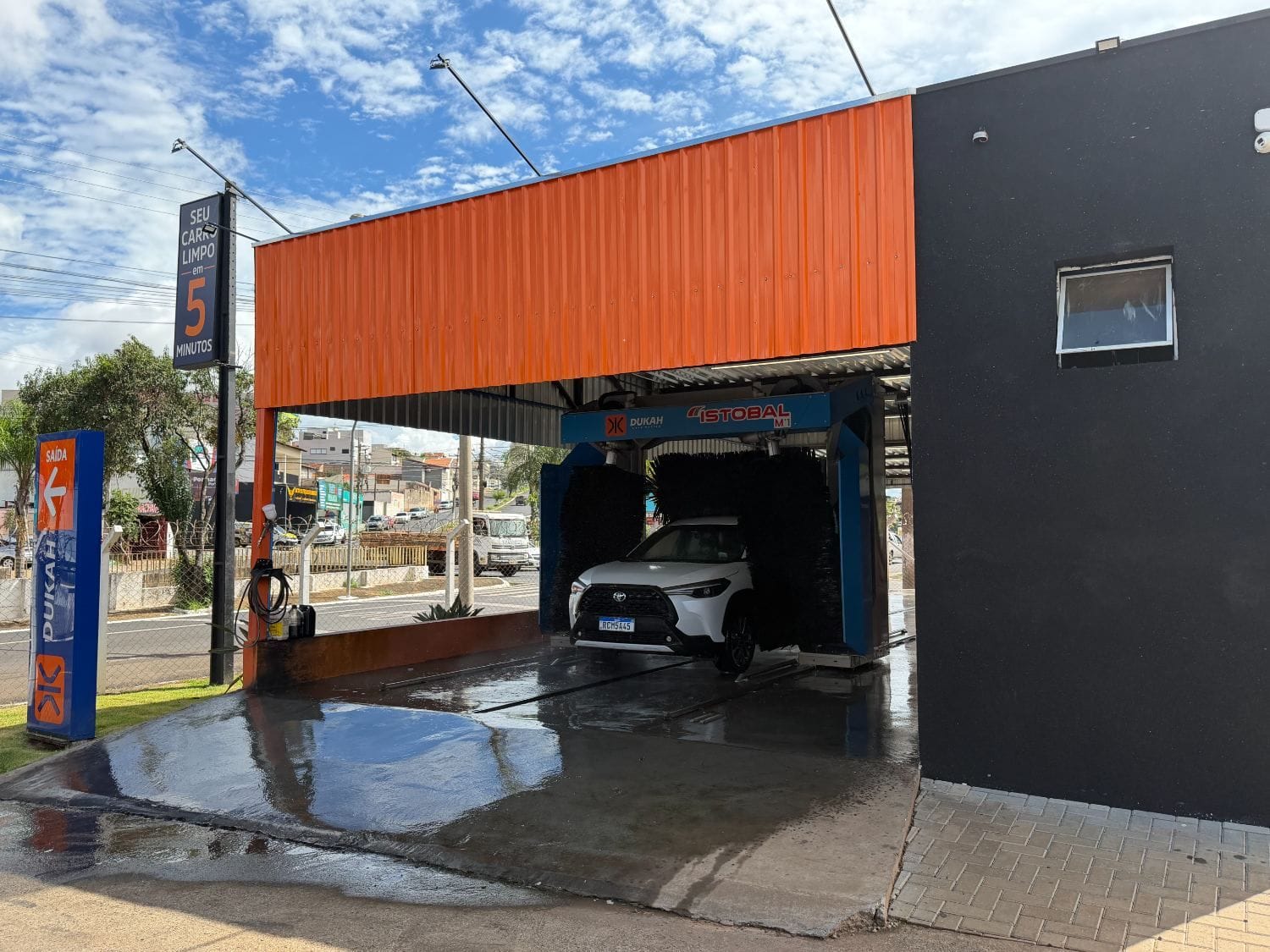 Corolla Cross dentro da máquina ISTOBAL M1 com totem 5 minutos