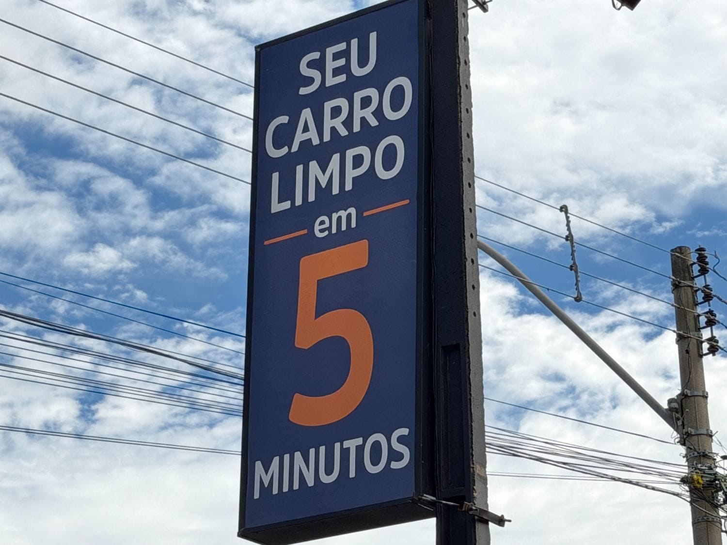 Totem azul com a frase Seu carro limpo em 5 minutos